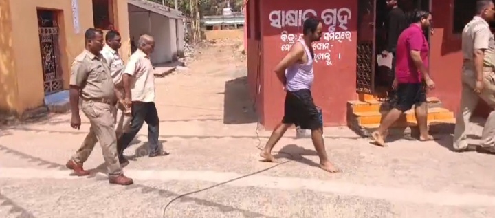 ଜନଗଣନା କର୍ମଚାରୀଙ୍କୁ ମାଡ଼ ମାରିବା ଅଭିଯୋଗରେ ୨ ପୁଅ ସହ ବାପା ଗିରଫ