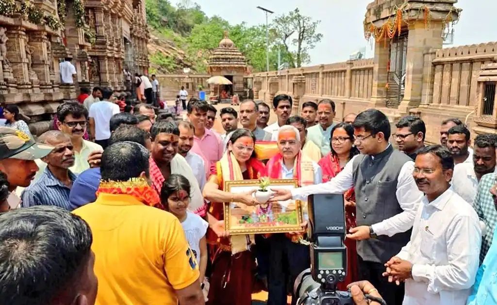 ମା’ ତାରାତାରିଣୀ ମନ୍ଦିରରେ ପୂଜାର୍ଚ୍ଚନା କଲେ ପ୍ରଧାନମନ୍ତ୍ରୀଙ୍କ ଦ୍ୱିତୀୟ ପ୍ରମୁଖ ସଚିବ