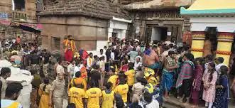 ଲିଙ୍ଗରାଜ ମନ୍ଦିର ଗର୍ଭଗୃହରେ ସେବାୟତ ହାତାହାତି; ମହାପ୍ରଭୁଙ୍କ ନୀତି ବନ୍ଦ