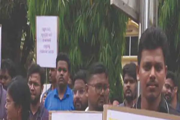 ଓପିଏସସି କାର୍ଯ୍ୟାଳୟ ଆଗରେ ଡାକ୍ତରୀ ଛାତ୍ରଛାତ୍ରୀଙ୍କ ପ୍ରତିବାଦ