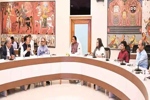 ଶିଳ୍ପପତି ମାନଙ୍କୁ ସ୍ଥାନୀୟ ବାସିନ୍ଦାଙ୍କ ମୌଳିକ ଆବଶ୍ୟକତା ପ୍ରତି ଦୃଷ୍ଟି ଦେବାକୁ ମୁଖ୍ୟମନ୍ତ୍ରୀଙ୍କ ନିର୍ଦ୍ଦେଶ