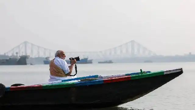 ହାତରେ କ୍ୟାମେରା ଧରି ଗଙ୍ଗାରେ ନୌକାବିହାର କଲେ ପ୍ରଧାନମନ୍ତ୍ରୀ