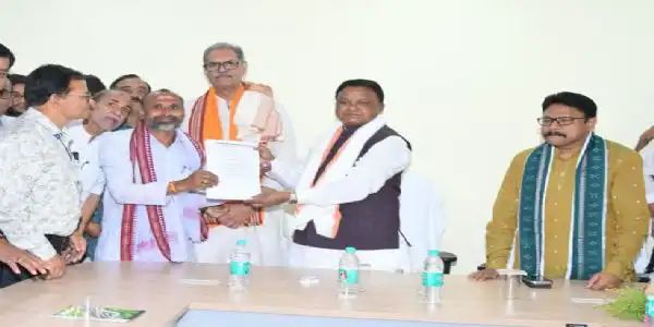 ବଲାଙ୍ଗିରରେ ଲୋକଙ୍କୁ ଭେଟି ଆଲୋଚନା କଲେ ମୁଖ୍ୟମନ୍ତ୍ରୀ