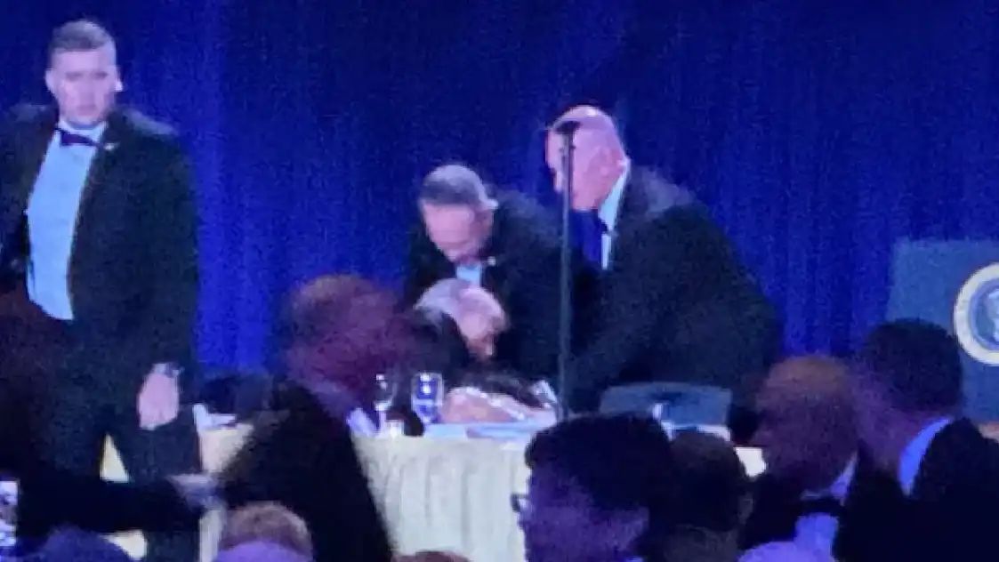 ଟ୍ରମ୍ପଙ୍କ ଡିନର ପାର୍ଟିରେ ଆଟାକ, ଘେରିଗଲେ ସୁରକ୍ଷାକର୍ମୀ