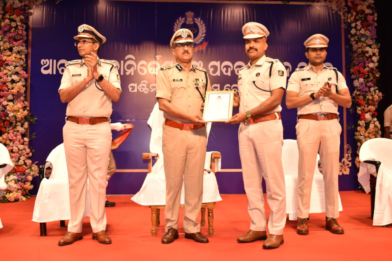 ବଡ଼ବିଲ ଥାନା ଅଧିକାରୀ ଅଶୋକ କୁମାର ନାୟକଙ୍କୁ ଓଡ଼ିଶାର ସର୍ବୋଚ୍ଚ ପୋଲିସ ସମ୍ମାନ ‘ଡିଜିପି ଡିସ୍କ’ରେ ସମ୍ମାନିତ