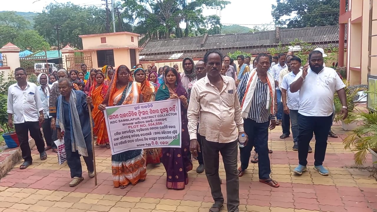 ବେଆଇନ୍ ଅର୍ଥ ଆଦାୟ ଓ ମିଥ୍ୟା ଖବର ପ୍ରସାରଣ ବିରୋଧରେ ଗ୍ରାମବାସୀ ଏସ୍‌ପିଙ୍କ ଦ୍ବାରସ୍ଥ
