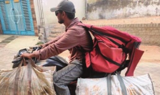 ଗ୍ରାହକଙ୍କ ପାଖରେ ଅନ୍‌ଲାଇନ୍ ପାର୍ସଲ୍ ପହଞ୍ଚାଉଛନ୍ତି ଡେଲିଭରୀ ବୟ
