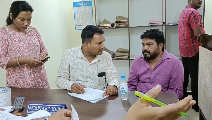 ପ୍ରଧାନମନ୍ତ୍ରୀ ଆବାସଘର କରିବା ପାଇଁ ନେଉଥିଲେ ଲାଞ୍ଚବ୍ଲକ ସମ୍ମୁଖରେ ମାଡି ବସିଲା ଭିଜିଲାନ୍ସ ବିଭାଗ,ନଗଦ ୬ ହଜାର ଟଙ୍କା ଜବତ,ଏଡିଇଓ ଗିରଫ!