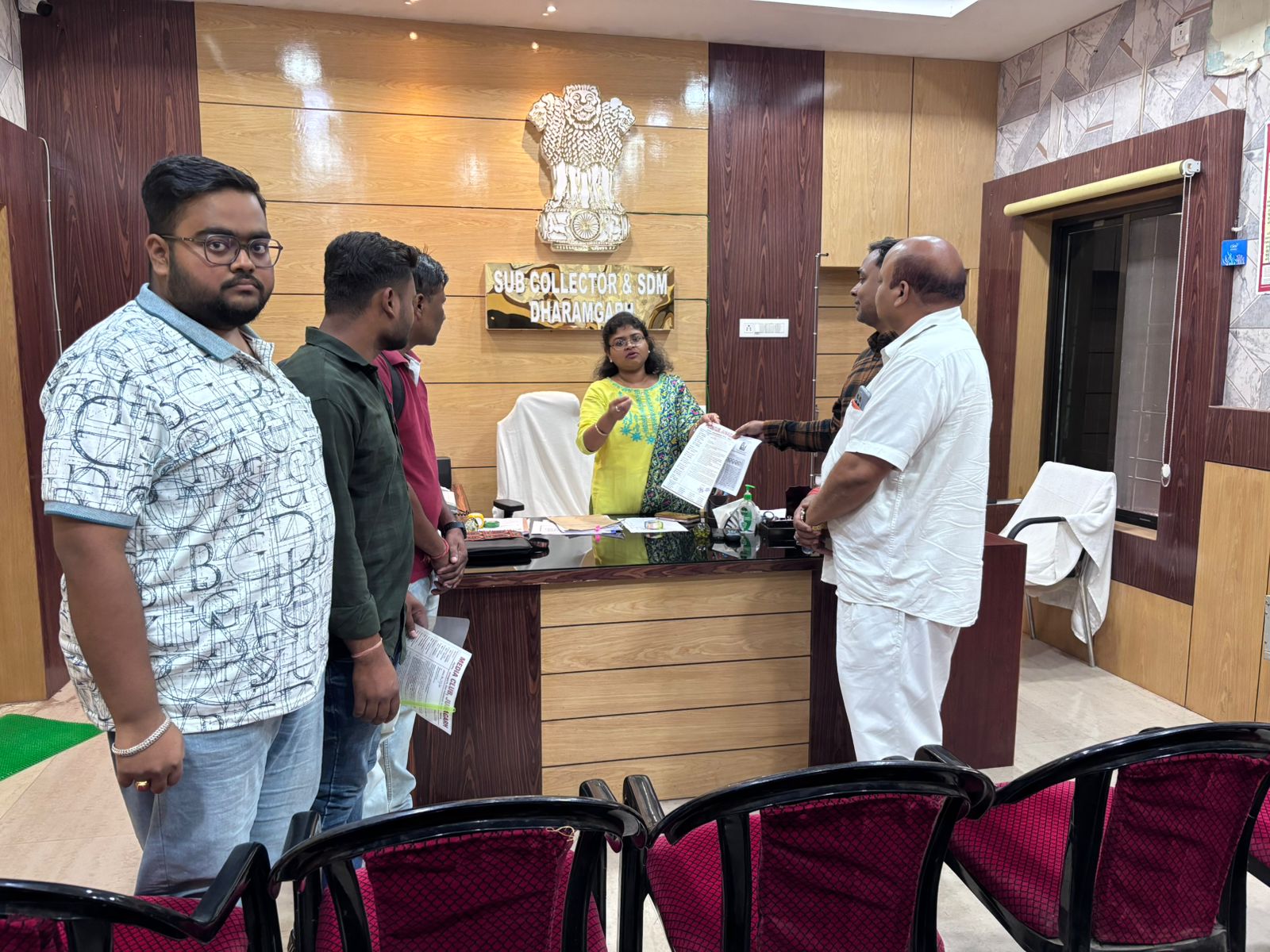 ଚିଚେଇଗୁଡା ମଣ୍ଡି କାମ ନିମ୍ନ୍ ମାନ କୁ ନେଇ ଉପଜିଲ୍ଲାପାଳ ଙ୍କୁ ଲିଖିତ ଅଭିଯୋଗ କଲେ ମିଡିଆ କ୍ଲବ୍ ସଦସ୍ୟ