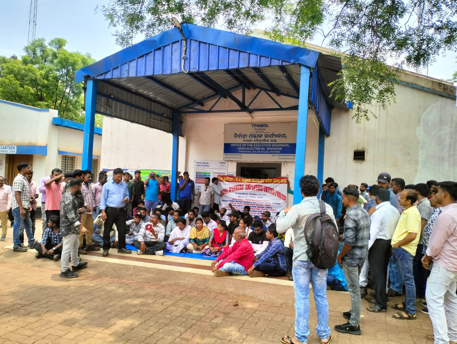 ବିଦୁତ୍ ବିଭାଗର ଠିକା କର୍ମଚାରୀ ଏବଂ ବିଏ କର୍ମଚାରୀ ଙ୍କ ଛୋଟେଇ ବନ୍ଦ୍ ଅଭିଯୋଗ ରେ ଅଫିସ୍ ଘେରାଉ।