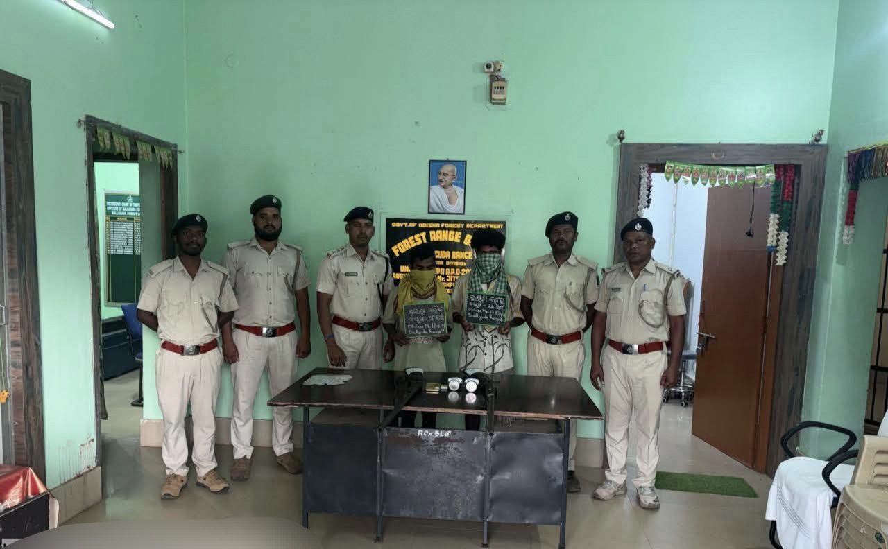 ଦୁଇ ଶିକାରୀ ଙ୍କୁ ଗିରଫ କରିବା ସହ ଦୁଇଟି ଦେଶୀ ବନ୍ଧୁକ ଜବତ