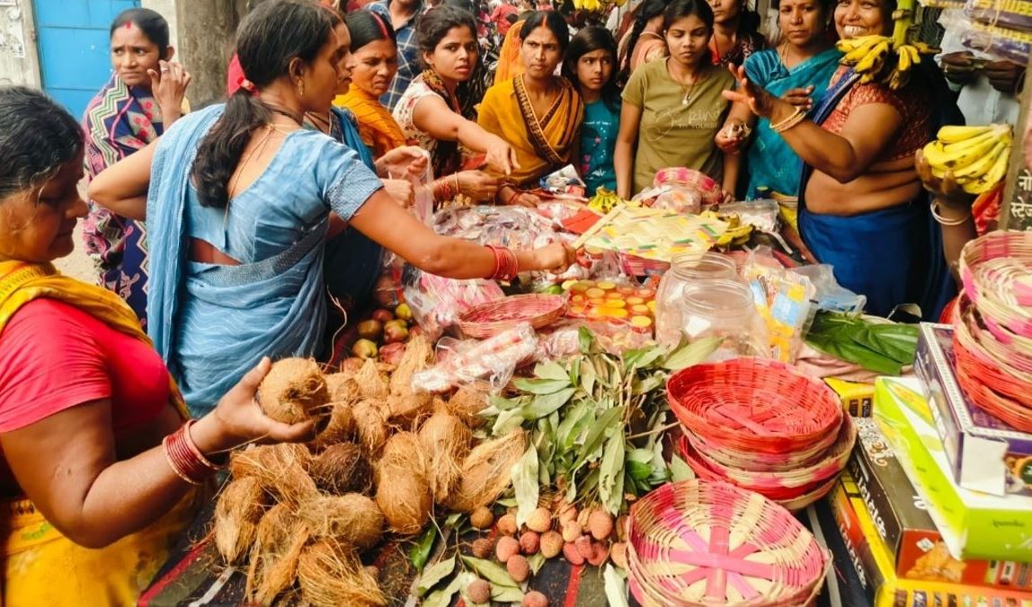 ସାବିତ୍ରୀ ଓଷା ପାଇଁ ଫଳବଜାର ଓ ପୂଜାସାମଗ୍ରୀ ଦୋକାନରେ ଖୋଚାଖୋଚ୍ ଭିଡ଼