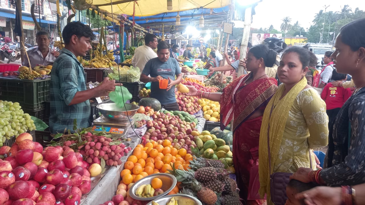ସାବିତ୍ରୀ ବ୍ରତ ପାଇଁ ରଥ ଗଡ଼ା ଓ ଗଣେଶ ବଜାର, ଏବଂ ବାଜିଚୌକ ଫଳ ବଜାର ରେ ପ୍ରବଳ ଭିଡ଼