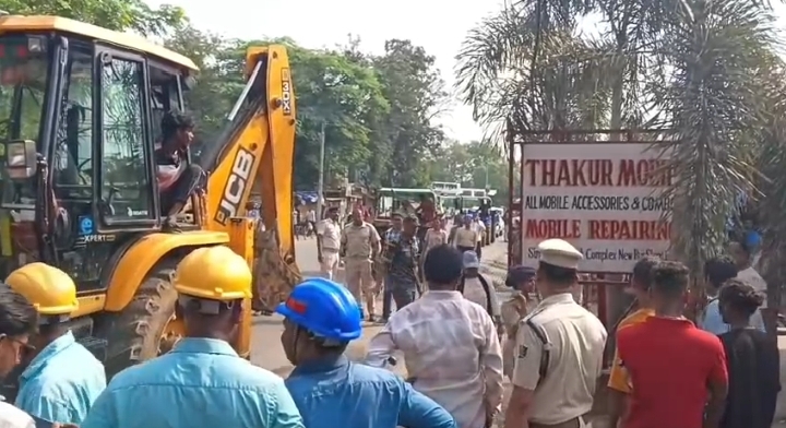 ଜୁନାଗଡ଼ରେ NH 26 ଡ୍ରେନ ଉପରୁ ଅବୈଧ ଦୋକାନ ଗୁଡ଼ାଏକୁ ଉଛେଦ ପ୍ରକିୟା ଆରମ୍ଭ ହୋଇଯାଇଛି!