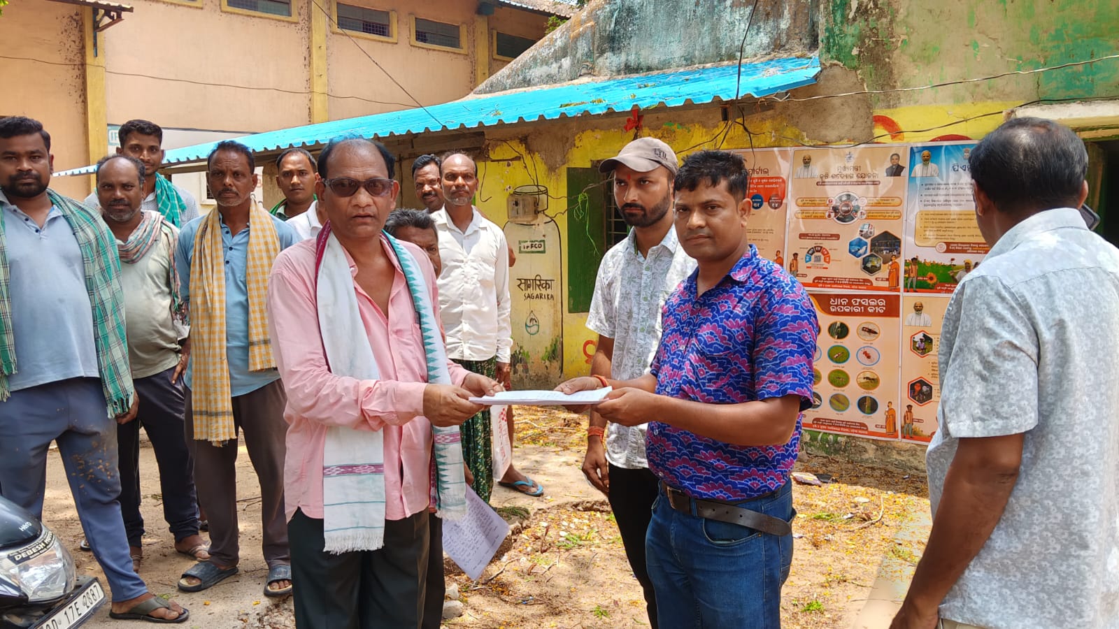 ସଭାପତି ଙ୍କୁ ଦାବିପତ୍ର ଦେଲେ ଚାଷୀ