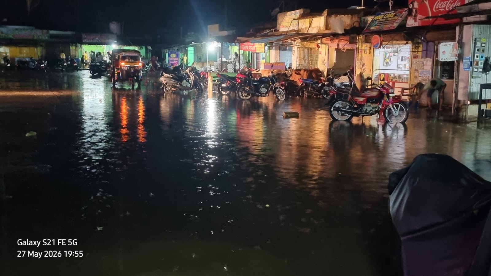 ବସଷ୍ଟାଣ୍ଡରେ ଲହଡ଼ି ମାରୁଛି ବର୍ଷା ପାଣି, ଡ୍ରେନ ଜାମ ଯୋଗୁଁ ଜନଜୀବନ ପ୍ରଭାବିତ
