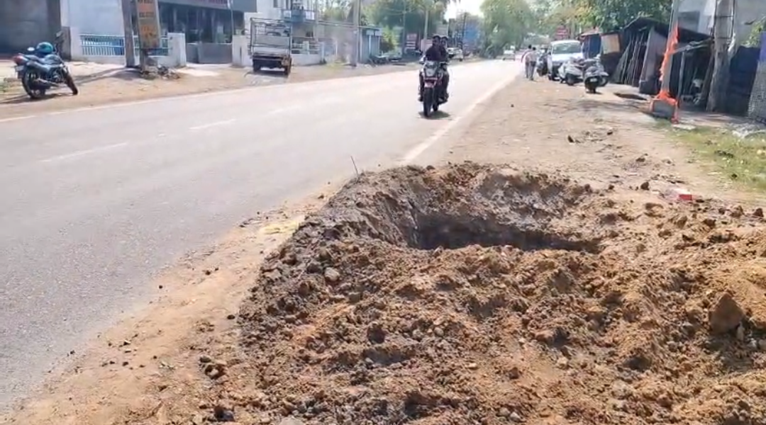 ଠିକା ସଂସ୍ଥାର ଅବହେଳା, ବିପଦରେ ସାଧାରଣ ଲୋକଙ୍କ ଜୀବନମରଣଯନ୍ତା ପାଲଟିଛି ନାଲକୋ –ଅନୁଗୋଳ ଦେଇ ଯାଇଥିବା ଜାତୀୟ ରାଜପଥ