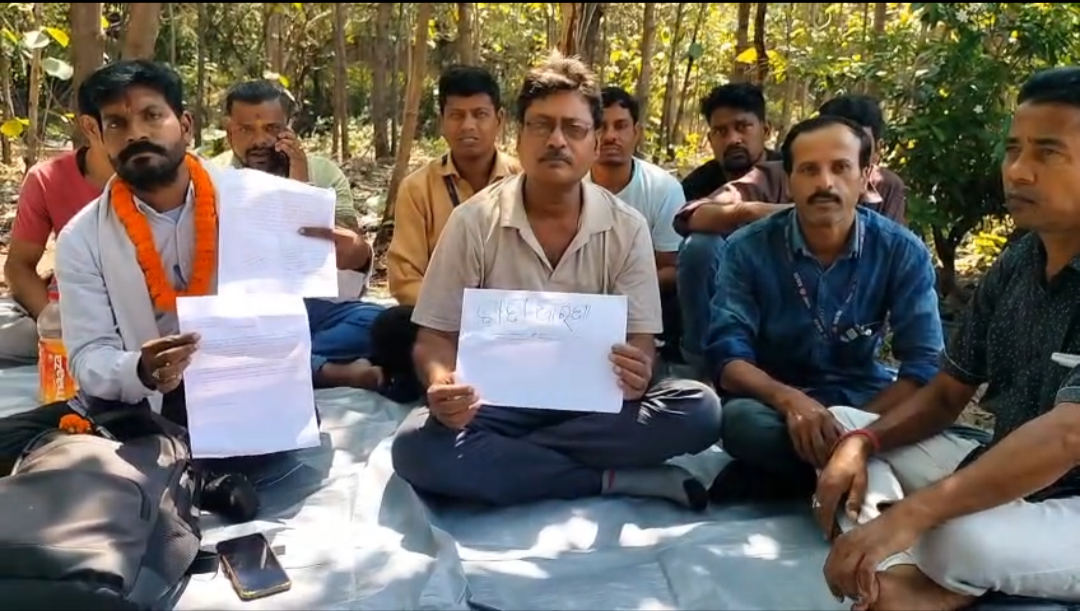 ଫୁଲ୍ ଏବଂ ଫାଇନାଲ ପ୍ରାପ୍ୟ ଦାବିରେ ନାଲକୋ ସ୍ମେଲଟର ଫାଟକ ସମ୍ମୁଖରେ ଶ୍ରମିକଙ୍କ ଧାରଣା