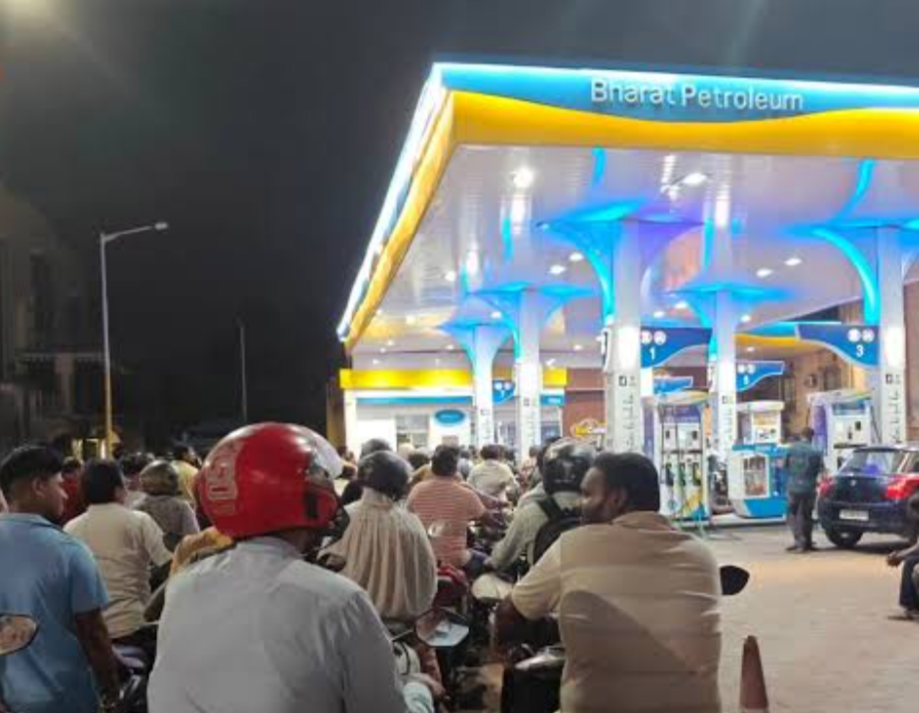 ଓଡ଼ିଶାର ଭୁବନେଶ୍ୱର ସମେତ ବିଭିନ୍ନ ସହରରେ ପେଟ୍ରୋଲ ପମ୍ପଗୁଡ଼ିକରେ ପ୍ରବଳ ଭିଡ଼ ଏବଂ ଲମ୍ବା ଧାଡ଼ି