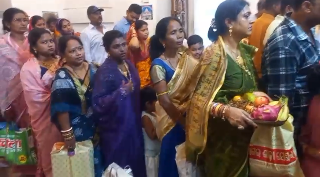 ପବିତ୍ର ସାବିତ୍ରୀ ଅମାବାସ୍ୟା ଥିବାରୁ ବିଭିନ୍ନ ମନ୍ଦିରରେ ଭିଡ଼