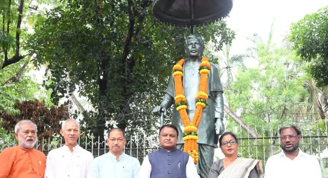 ପଣ୍ଡିତ ରଘୁନାଥ ମୁର୍ମୁଙ୍କ ଜନ୍ମବାର୍ଷିକୀରେ ଶ୍ରଦ୍ଧାସୁମନ ଅର୍ପଣ