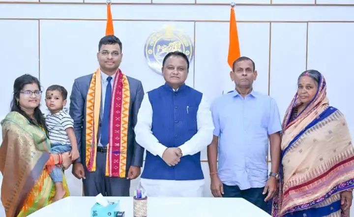 ଓଡ଼ିଶା ସିଭିଲ ସର୍ଭିସ୍ ପରୀକ୍ଷାରେ ପ୍ରଥମ ସ୍ଥାନ ହାସଲ କରିଥିବା ବୁବୁନ ସାହୁଙ୍କୁ ସମ୍ବର୍ଦ୍ଧିତ କଲେ ମୁଖ୍ୟମନ୍ତ୍ରୀ