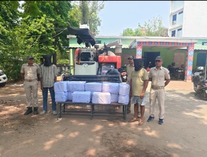 “ଧାନକଟା ମେସିନରେ ଚାଲିଥିଲା ନିଶା କାରବାର! ବିପୁଳ ପରିମାଣର କୋରେକ୍ସ କଫ୍ ସିରପ୍ ସହ ହାର୍ଭେଷ୍ଟର ଜବତ,୨ ଗିରଫ”