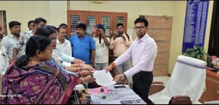 “ବିଜୁ ଜନତା ଦଳ ତରଫରୁ ଜିଲ୍ଲାପାଳ ଆଦିତ୍ୟ ଗୋୟଳ ଙ୍କୁ ଦାବିପତ୍ର”