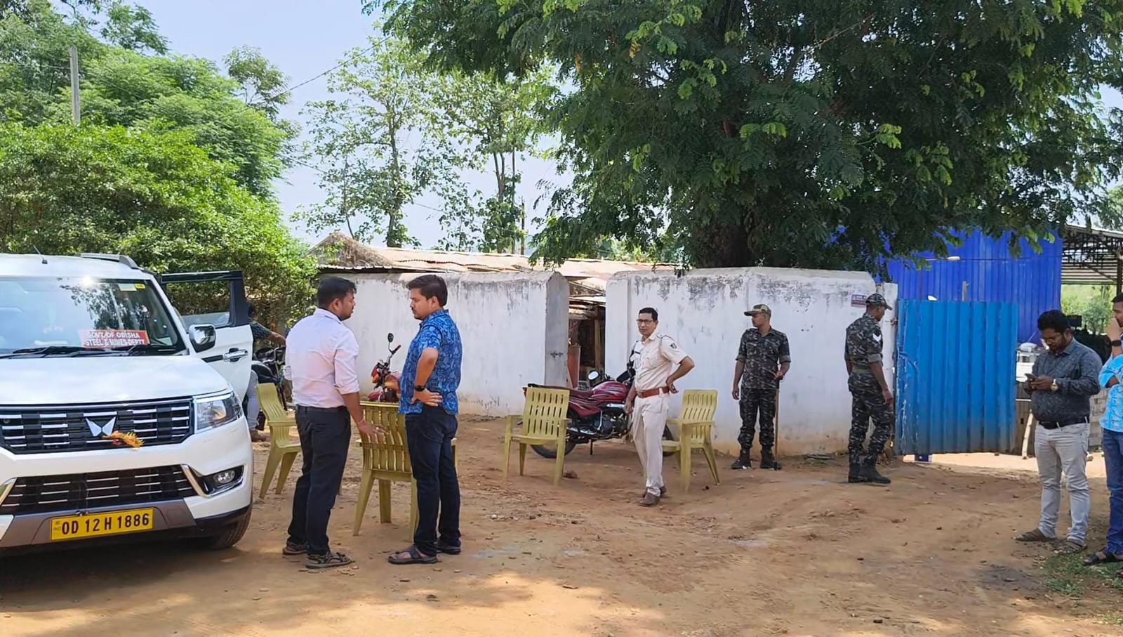ପୋଲିସ୍, ତହସିଲଦାର ଓ ମାଇନିଂ ଅଫିସରଙ୍କ ଉପସ୍ଥିତ ରେ ବେଆଇନ୍ ବାଲି ଡିପୋରେ ଚଢ଼ାଉ