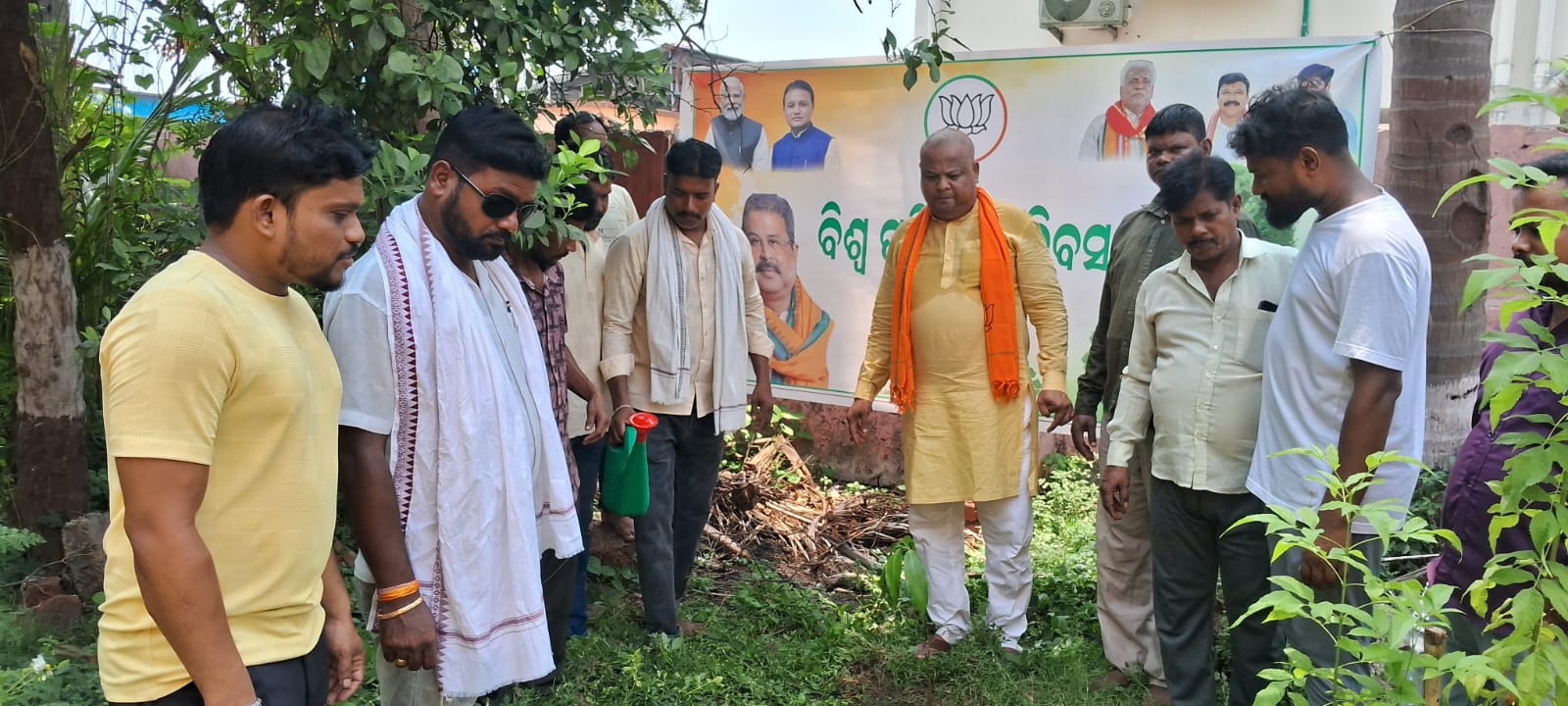 ବୃ୍ଷରୋପଣ କରି ବିଶ୍ବ ପରିବେଶ ଦିବସ ପାଳିଲେ ସମାଜସେବୀ ବିଭୂତି ସାହୁ