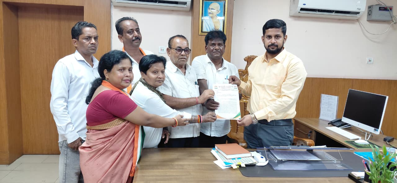 ମେଡିକାଲ୍ କଲେଜ୍ ରେ ଷ୍ଟାଫ୍ ନର୍ସ ନିଯୁକ୍ତିରେ ମହାଦୁର୍ନିତୀର ନ୍ୟାୟିକ ତଦନ୍ତ ଏବଂ ରାଜ୍ୟ ସ୍ୱାସ୍ଥ୍ୟମନ୍ତ୍ରୀଙ୍କ ବରଖାସ୍ତସହ ୫ ଦଫା ଦାବୀ ନେଇ ତାଳଚେର କଂଗ୍ରେସ୍ ପକ୍ଷରୁ ରାଜ୍ୟପାଳଙ୍କ ଉଦ୍ଦେଶ୍ୟରେ ଦାବୀପତ୍ର