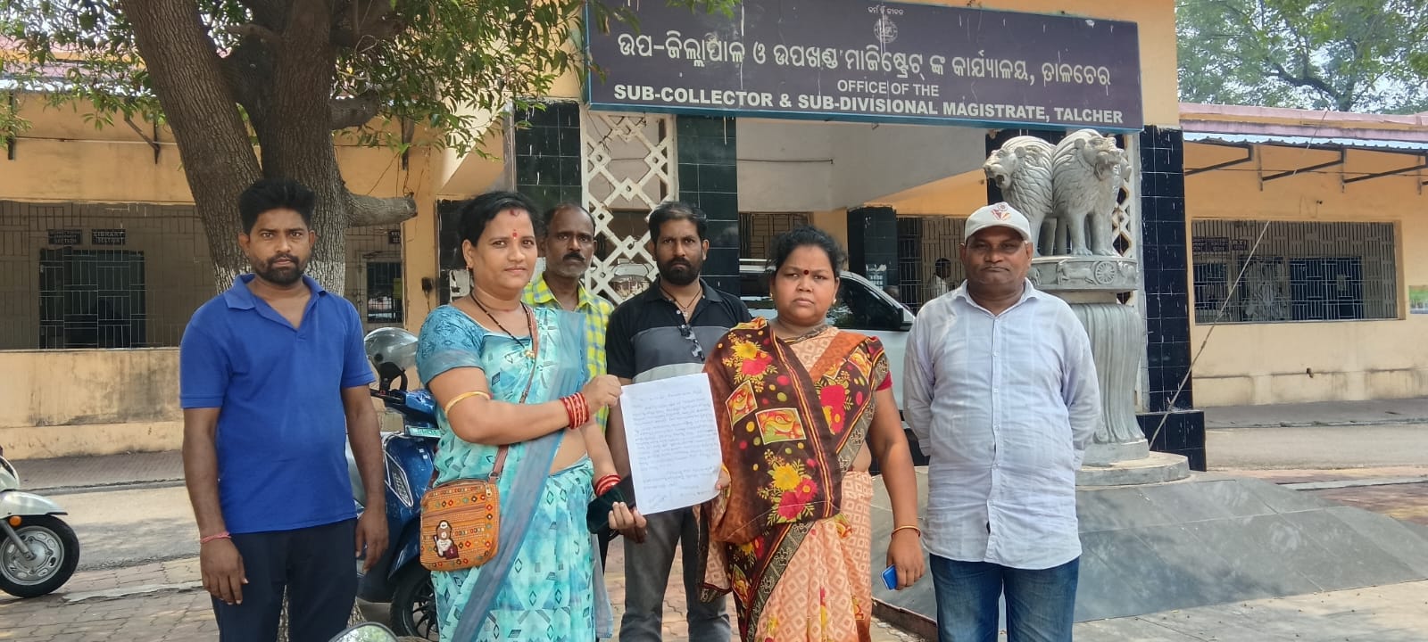 କାର୍ଯ୍ୟରୁ ଛଟେଇକୁ ନେଇ ଉପଜିଲ୍ଳାପାଳଙ୍କୁ ଦାବିପତ୍ର