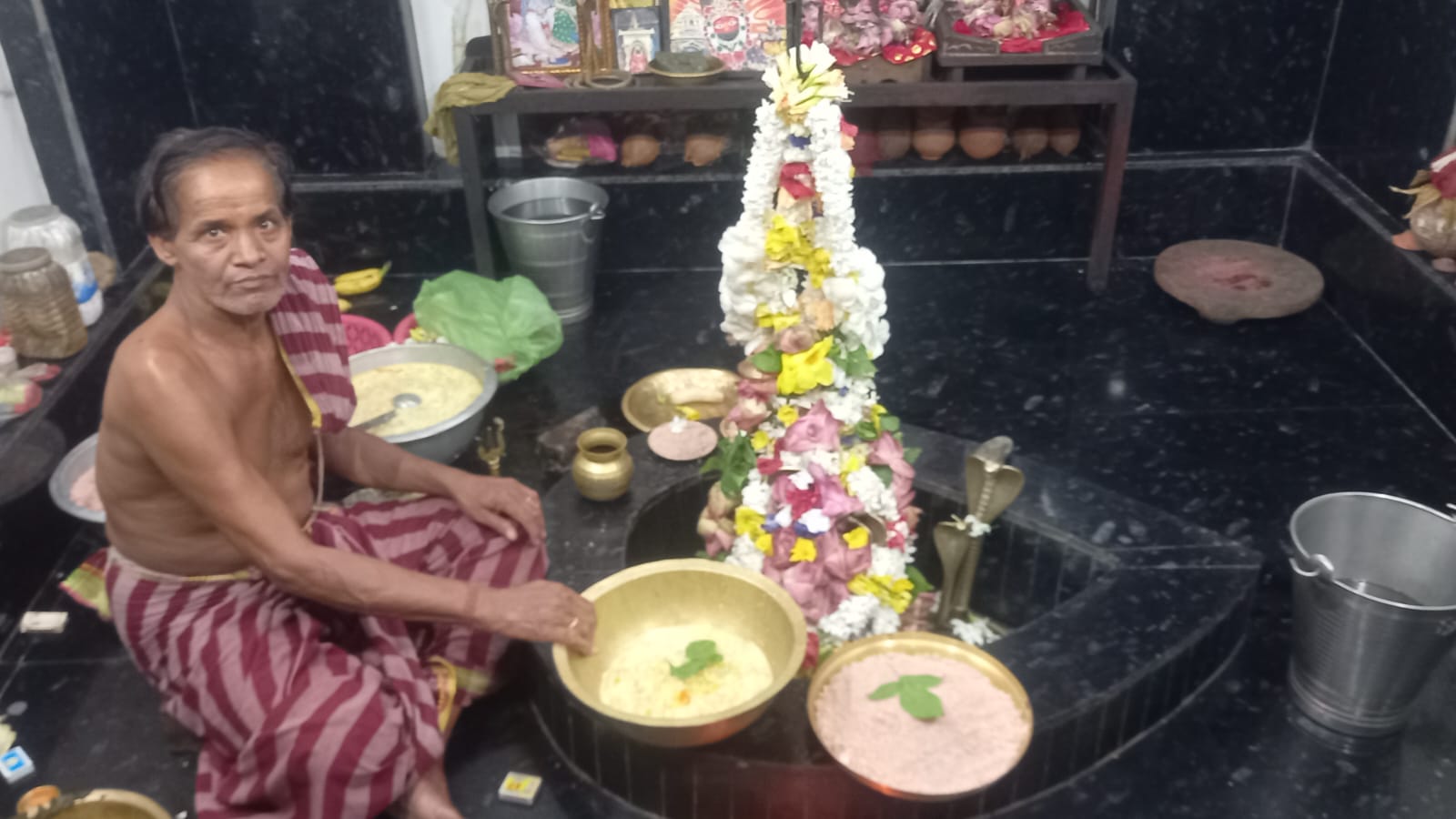 ମିଥୁନ ରଜ ସଂକ୍ରାନ୍ତି ଓ ମଳ ଅମାବସ୍ୟା ଥିବାରୁ ବିଶେଷ ପୂଜା ଅର୍ଚ୍ଚନା