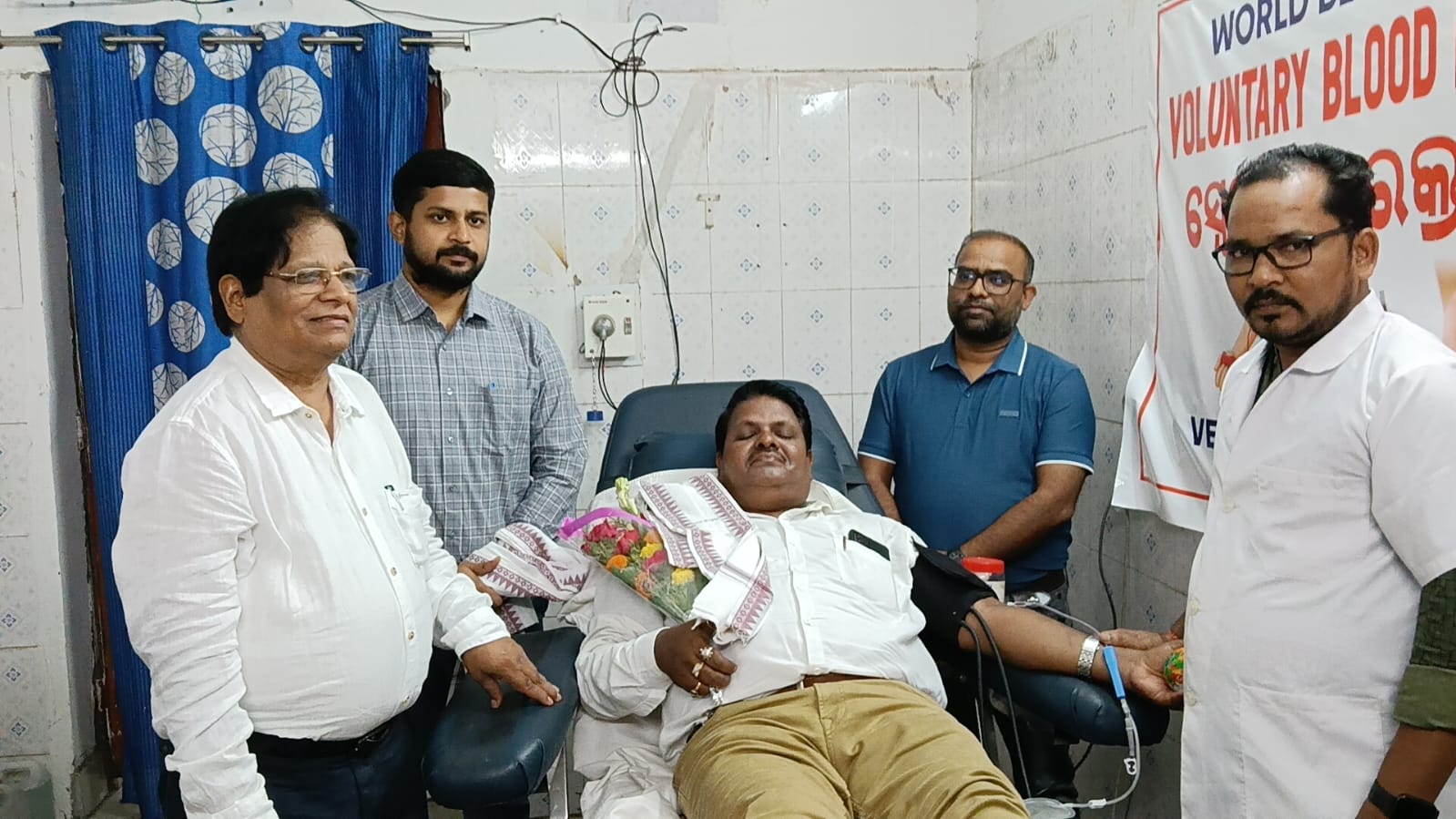 ପେଶାରେ ଶିକ୍ଷକ ନିଶା ତାଙ୍କର ରକ୍ତଦାନ