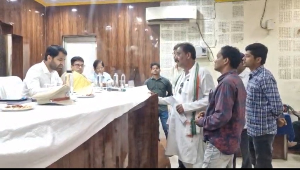 ଜିଲ୍ଲାପାଳଙ୍କ ଜନଶୁଣାଣୀରେ ଅଭିଯୋଗ ମାଳମାଳ ଫଳ ଶୂନ !ସାଧାରଣ ଲୋକଙ୍କ ଅଭିଯୋଗକୁ ସମସ୍ତ ସରକାରୀ କାର୍ଯ୍ୟାଳୟର କୌଣସି ବିଭାଗ ଶୁଣୁ ନଥିବା ନେଇ ଜିଲ୍ଲାପାଳଙ୍କ ପାଖରେ ଅଭିଯୋଗ