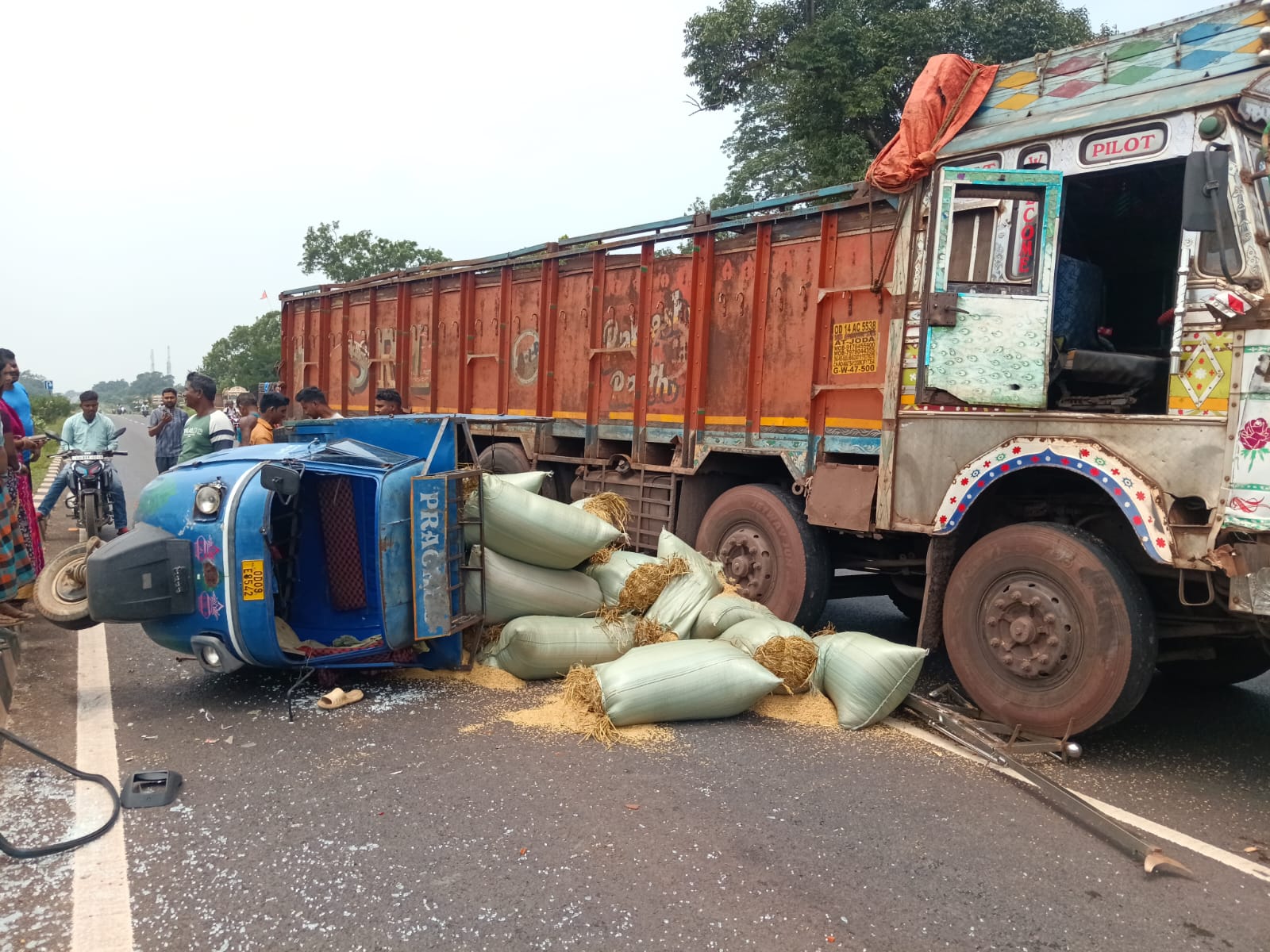ଧାନବୋଝେଇ ଆଟୋକୁ ପଛପଟୁ ଧକ୍କା ଦେଲା ଟ୍ରକ୍ ଅଟୋ ଚାଳକ ଆହତ