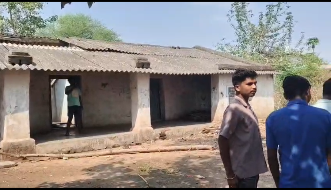 ବିପଦ ସଂକେତ ସୃଷ୍ଟି ହୋଇଛି ପୁରୁଣା ବିଦ୍ୟାଳୟ ଗୃହ, ମରାମତି ପାଇଁ ଗ୍ରାମ ବାସୀ ଙ୍କ ଅନୁରୋଧ