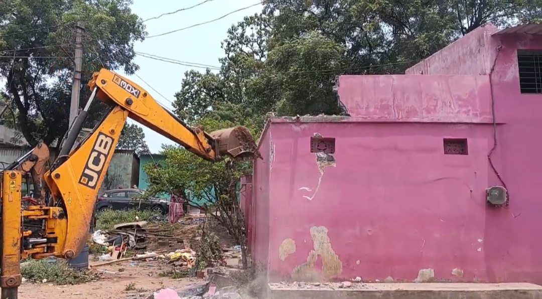 ବଡ଼ବିଲପୌରାଞ୍ଚଳରେ ବୁଲିଲା ବୁଲଡୋଜର,ମାଟିରେ ମିଶିଲା ତିନିଅଭିଯୁକ୍ତଙ୍କ ଘର