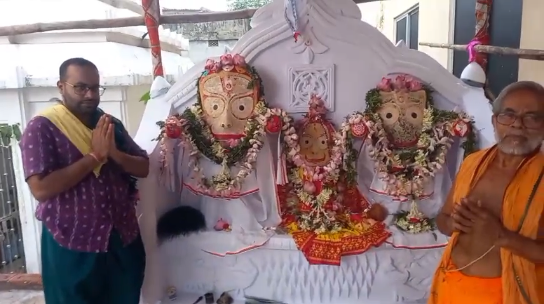 ମୀନା ବଜାର ସ୍ଥିତ ଦଧିବାମନ ଜିଉଙ୍କ ମନ୍ଦିର ପ୍ରାଙ୍ଗଣ ରେ ଦେବ ସ୍ନାନ ପୂର୍ଣ୍ଣିମା ଅନୁଷ୍ଠିତ