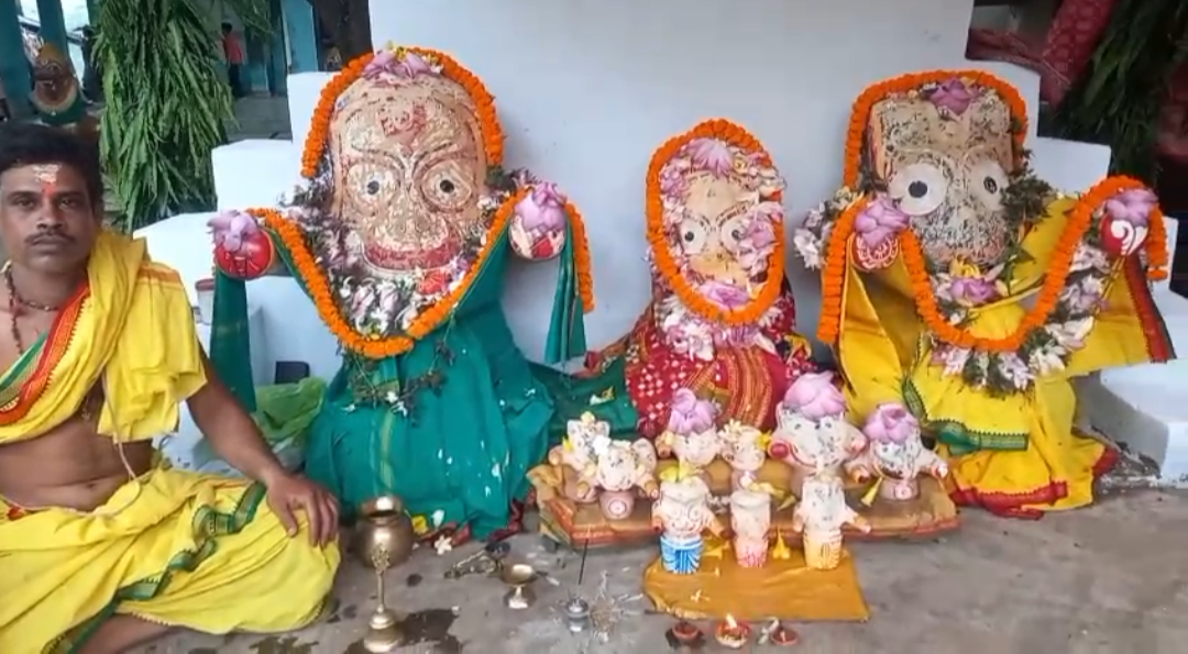 କୈବଲ୍ୟ ବଜାର ସ୍ଥିତ ଦଧିବାମନ ଜିଉଙ୍କ ମଠ ପ୍ରାଙ୍ଗଣ ରେ ଦେବ ସ୍ନାନ ପୂର୍ଣ୍ଣିମା ଅନୁଷ୍ଠିତ