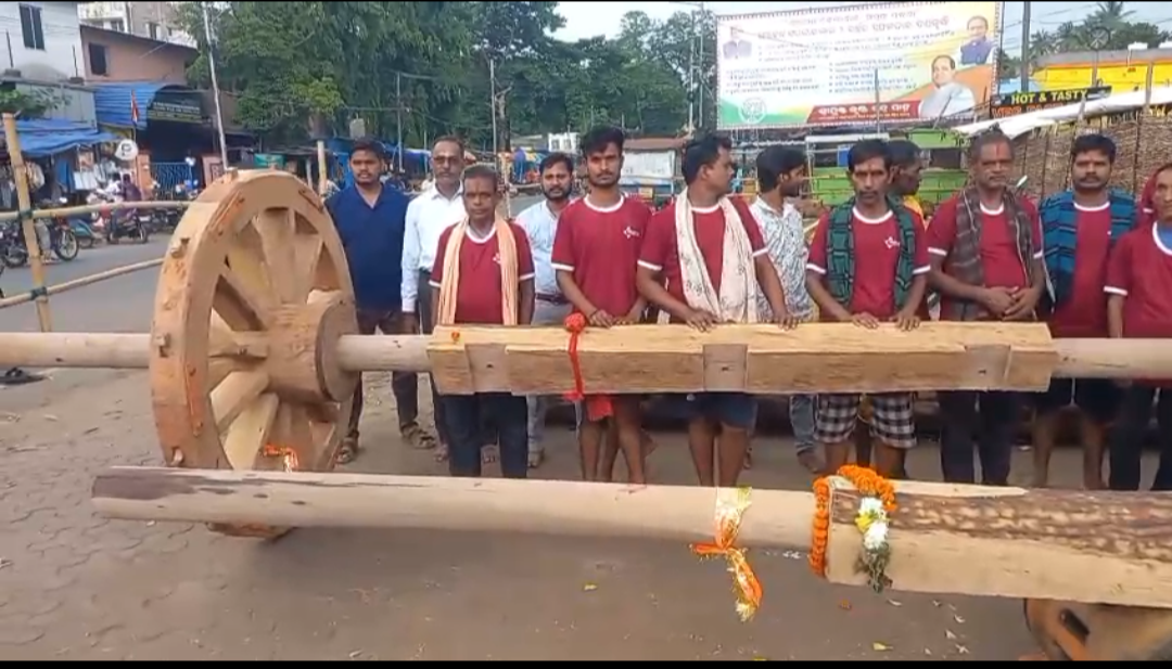 ରଥ ଖଳା ଠାରେ ପୂଜା ଅର୍ଚ୍ଚନା କରାଯାଇ ଅଖରେ ଚକ ଲାଗି ହେଲା