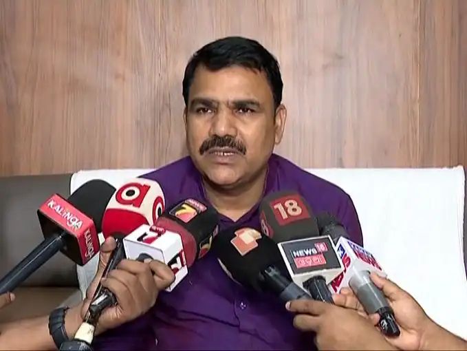 ସ୍କୁଲକୁ ଦିଆଯିବ ସଂଶୋଧିତ ପୁସ୍ତକ: ମନ୍ତ୍ରୀ