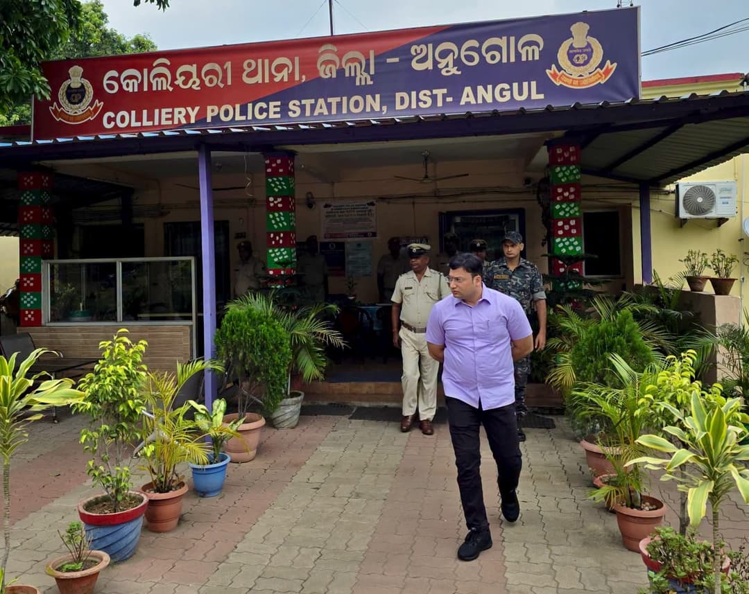 ଅଚାନକ କୋଲିୟରୀ ଥାନାରେ ପହଞ୍ଚିଲେ ଅନୁଗୋଳ ଏସ୍ପି, ବ୍ୟବସ୍ଥାର କଲେ ସମୀକ୍ଷା