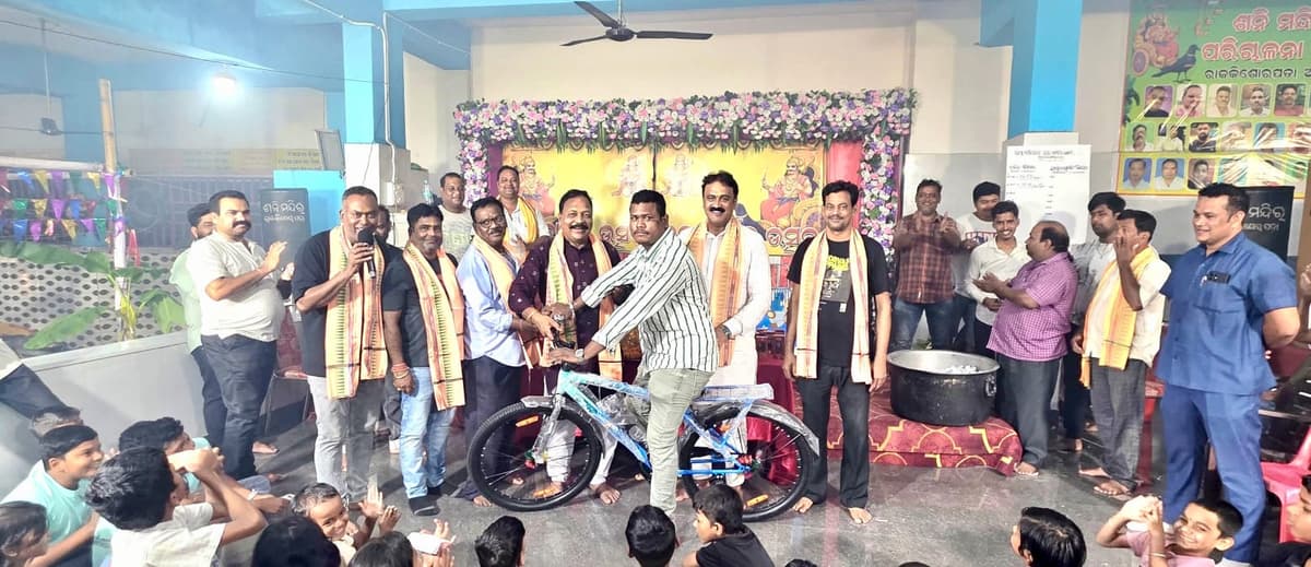ଗ୍ରହରାଜ ଶନିଦେବଙ୍କ ଉତ୍ସବରେ ଜମିଲା ଆନନ୍ଦ, ଆଜ୍ଞା ଲଡ଼ୁ ନିଲାମ; ବିଜେତାଙ୍କୁ ପୁରସ୍କାର ଦେଲେ ବିଧାୟକ