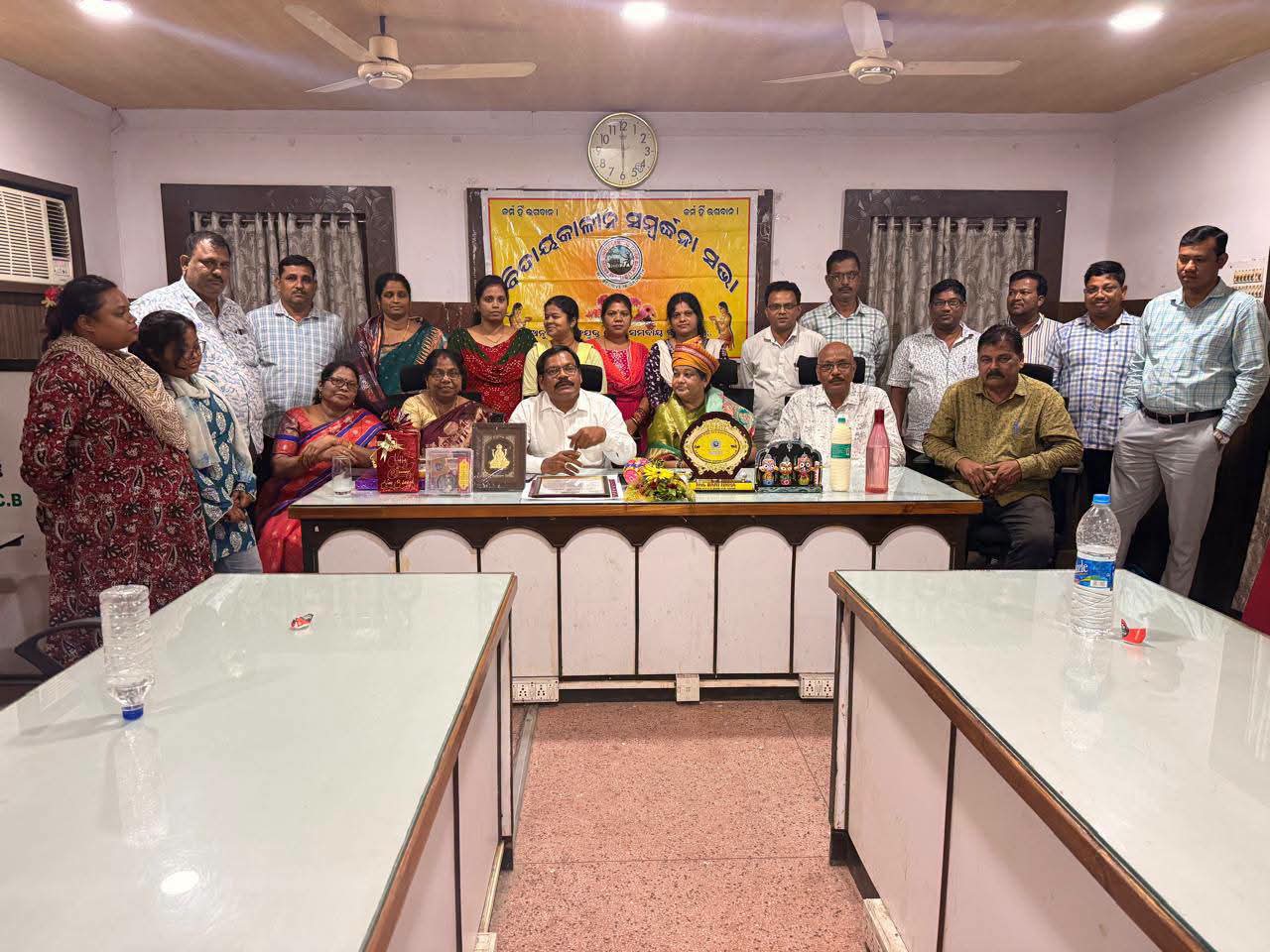 ଅନୁଗୋଳ ସଂଯୁକ୍ତ କେନ୍ଦ୍ର ସମବାୟ ବ୍ୟାଙ୍କର ଏଜିଏମ୍ ବାଣୀ ସିଂହଙ୍କୁ ବିଦାୟକାଳୀନ ସମ୍ବର୍ଦ୍ଧନା