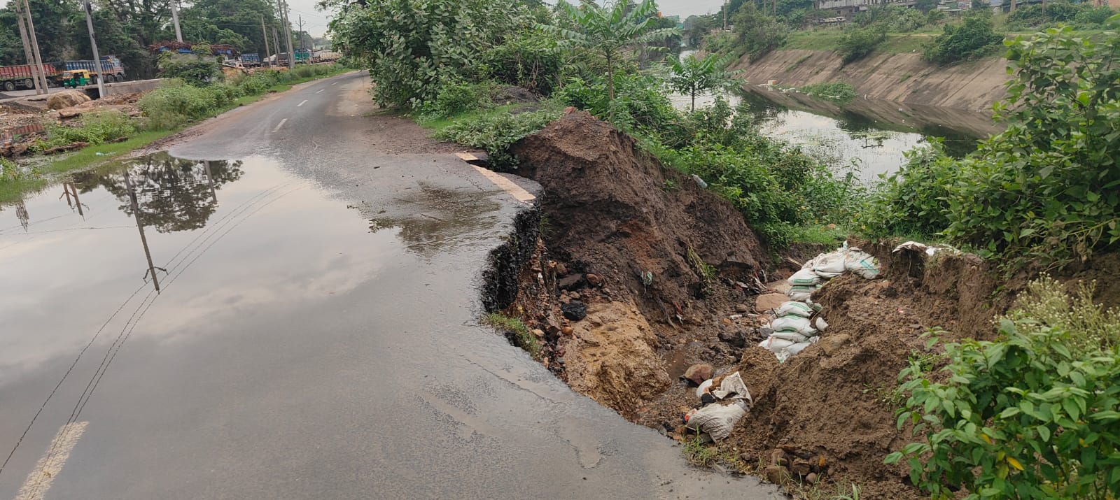 ଲଗାଣ ବର୍ଷାରେ କେନାଲ ରାସ୍ତା ଭୁଷିଡ଼ିଲା : ପ୍ରଶାସନିକ ଅଧିକାରୀ ନିଦ୍ରାରେ