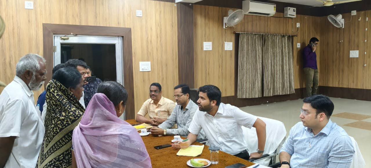 ପାଲଲହଡ଼ାରେ ଜନ ଅଭିଯୋଗ ଶିବିର: ୫୪ ଅଭିଯୋଗ ଉପରେ ଶୁଣାଣି, ୩ ହିତାଧିକାରୀଙ୍କୁ ମିଳିଲା ରେଡକ୍ରସ ସହାୟତା