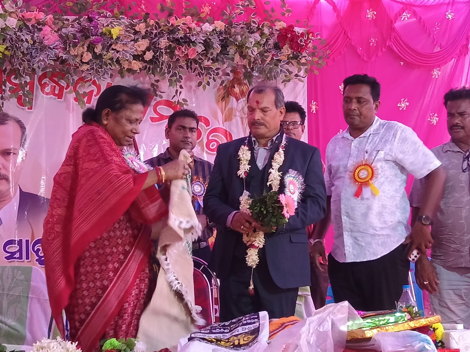 ପ୍ରଧାନଶିକ୍ଷକଙ୍କ ଅବସରକାଳୀନ ସମ୍ବର୍ଦ୍ଧନା ସଭା ଅନୁଷ୍ଠିତ