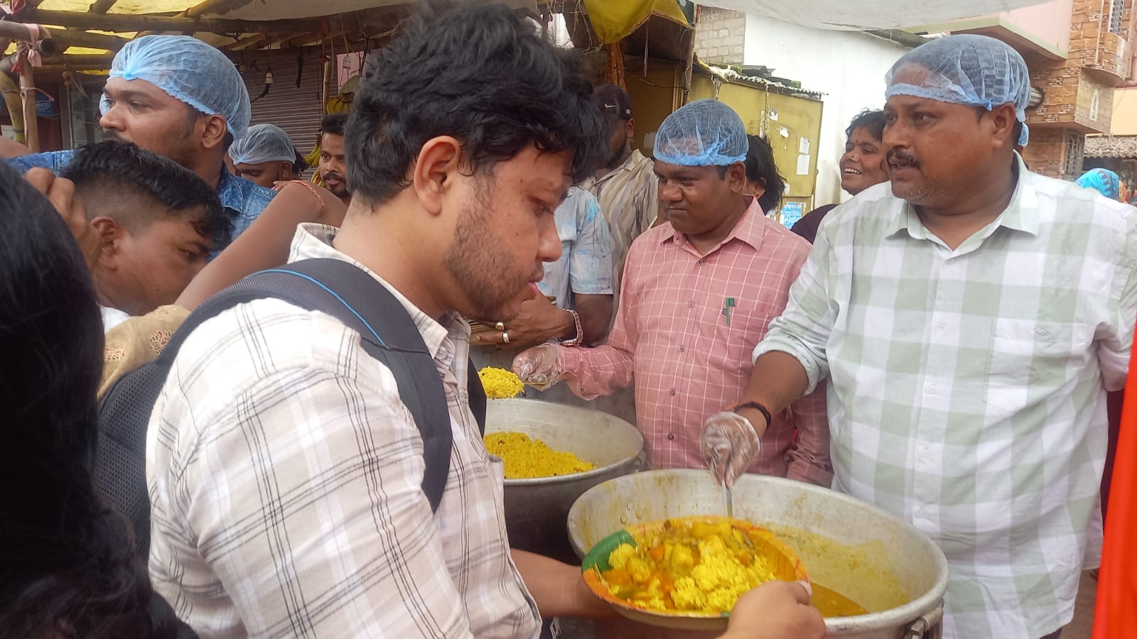 ପବିତ୍ର ବାହୁଡ଼ା ଯାତ୍ରା ଉପଲକ୍ଷେ ପ୍ରାୟ ପାଞ୍ଚ ହଜାର ଭକ୍ତମାନଙ୍କୁ ଖେଚୁଡ଼ି ଡାଲମା ଖଟା ବଣ୍ଟନ