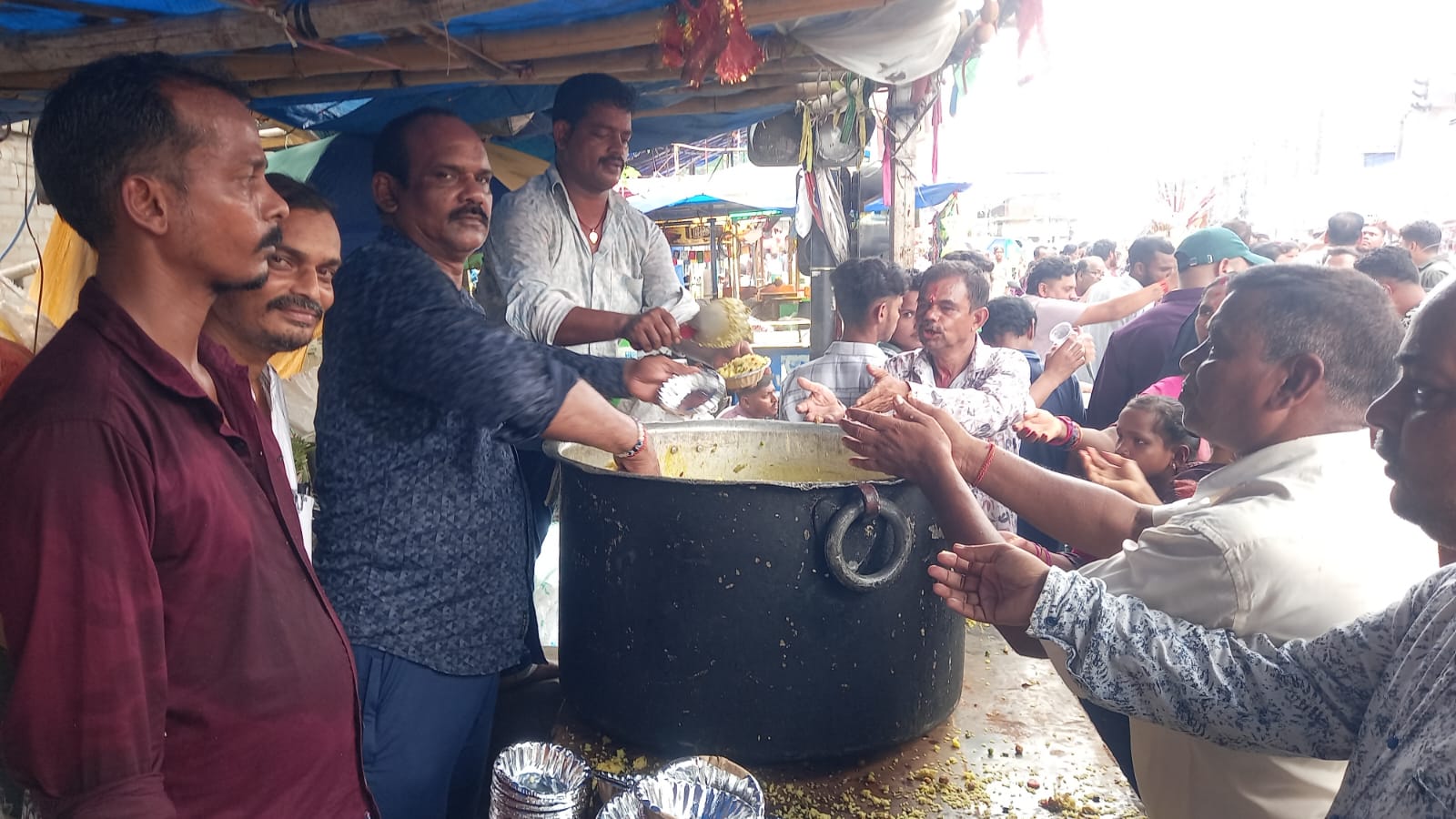ବାହୁଡ଼ା ଉପଲକ୍ଷେ ବାଜିଚୈକ ଠାରେ ପ୍ରସାଦ ବଣ୍ଟନ
